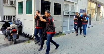 KUR'AN-I KERİM YAKANLARDAN BİRİ KAZADA ÖLDÜ, DİĞERİ 10 AY HAPİS ALDI