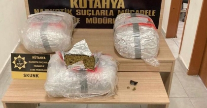 KÜTAHYA’DA DUR İHTARINA UYMAYAN ARAÇTA 17 KİLO UYUŞTURUCU ELE GEÇİRİLDİ  