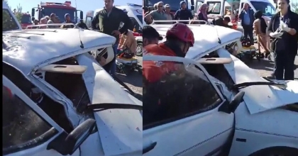 MANİSA'DA OTOMOBİLLE HAFİF TİCARİ ARAÇ ÇARPIŞTI: 2 ÖLÜ, 3 YARALI  