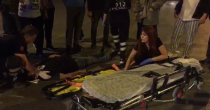 OTOMOBİLİN ÇARPTIĞI KURYE MOTOSİKLETİYLE YOLA SAVRULDU