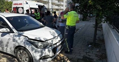 OTOMOBİLİ PARK EDERKEN KARDEŞİNE ÇARPTI 