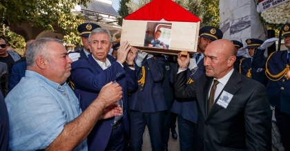 ŞEHİT İTFAİYE ERİNİN CENAZESİNDE BABANIN ZOR ANLARI