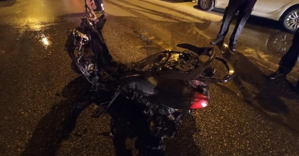 SEYİR HALİNDE ALEV ALAN MOTOSİKLET DEMİR YIĞININA DÖNDÜ  