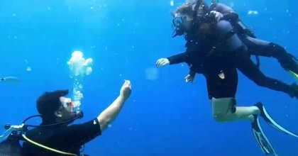 SU ALTINDA EVLİLİK TEKLİFİ YAPTI