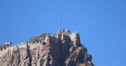 TARİHİ KARAHİSAR KALESİNDEKİ TÜRK BAYRAĞI FİLİSTİN İÇİN YARIYA İNDİRİLDİ  