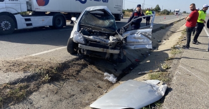 KONTROLDEN ÇIKAN OTOMOBİL KARŞI ŞERİTTEKİ KAMYONLA ÇARPIŞTI