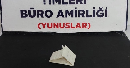 MOTOSİKLETLİ POLİSLER ARAÇTA UYUŞTURUCU BULDU