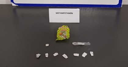 ŞÜPHELİ ŞAHISLARIN ÜZERİNDEN UYUŞTURUCU ÇIKTI