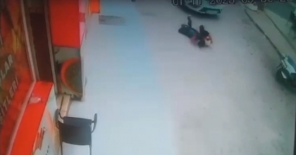 ŞAKALAŞAN ÇOCUKLAR OTOMOBİLİN ALTINDA KALDI: KORKUNÇ KAZA KAMERADA