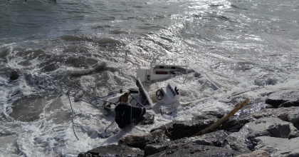 TEKNELER KAYALIKLARA VURA VURA PARÇALANDI