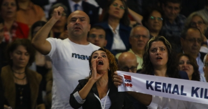 CHP KURULTAY'INDA GERGİNLİK