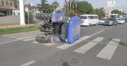 PAMUK YÜKLÜ TRAKTÖR DEVRİLDİ