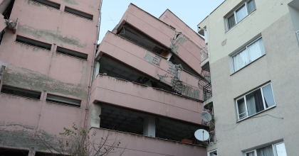 YIKIMI YAPILAN LİSE YAN YATTI, 3 BİNA BOŞALTILDI