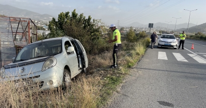 HAFİF TİCARİ ARAÇ YOLDAN ÇIKTI