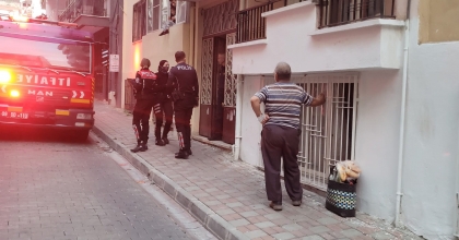 KALDIĞI EVİ ATEŞE VERİP KAÇTI