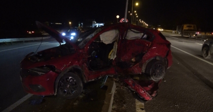 OTOMOBİL İLE MİNİBÜS ÇARPIŞTI:2 YARALI