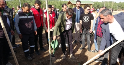 ÖĞRENCİ VE VATANDAŞLARDAN FİDAN DİKİMİ