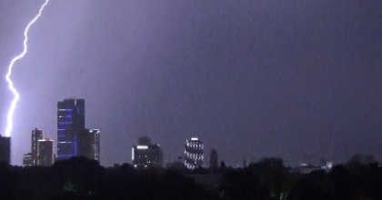 KÖRFEZE DÜŞEN YILDIRIM BÖYLE GÖRÜNTÜLENDİ