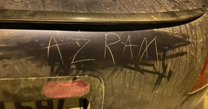 LÜKS OTOMOBİLE KESİCİ ALETLE YAZI YAZDILAR