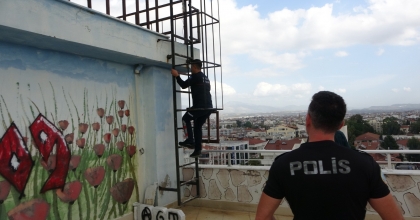 ÇATIDA 45 DAKİKA ÖNCE GÖRDÜĞÜ ŞAHIS İÇİN EKİPLERİ ALARMA GEÇİRDİ