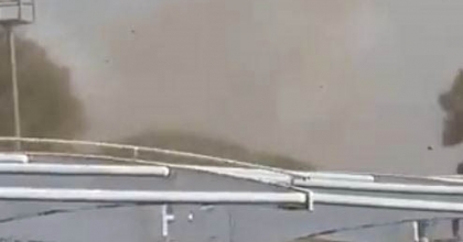 DENİZDE BAŞLAYAN HORTUM TURİSTLERİN ARASINDAN GEÇTİ