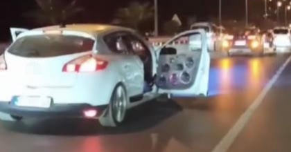 ARABAYI KAPILARI AÇIK SÜRDÜ, O ANLAR PAHALIYA PATLADI