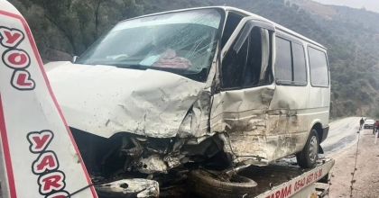 İKİ MİNİBÜSÜN ÇARPIŞTIĞI KAZADA 2 KİŞİ YARALANDI