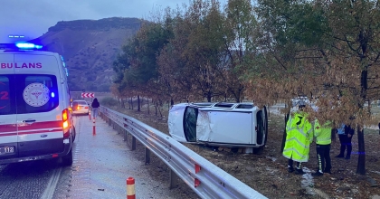 BARİYERLERE ÇARPAN ARAÇ YAN YATTI