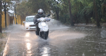 SAĞANAK YOLLARI GÖLE ÇEVİRDİ