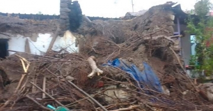 YAŞLI KADIN YIKILAN DUVARIN ALTINDA KALDI