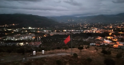 YARIYA İNDİRİLEN TÜRK BAYRAĞI HALA GÖNDERE ÇEKİLMEDİ