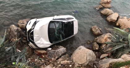 OTOMOBİL DENİZE UÇTU