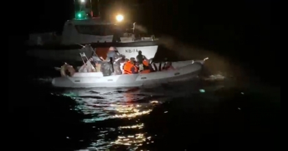 GÖÇMEN KAÇAKÇISI VE 19 DÜZENSİZ GÖÇMEN YAKALANDI