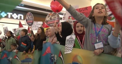 ÇOCUKLAR FİLİSTİNLİ AKRANLARI İÇİN YÜRÜDÜ