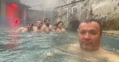 KAPLICALARDA KAR YAĞIŞINA RAĞMEN AÇIK HAVUZU TERCİH ETTİLER