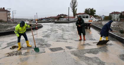 SAĞANAK YAĞIŞ ALT YAPI ÇALIŞMALARINI ETKİLEDİ