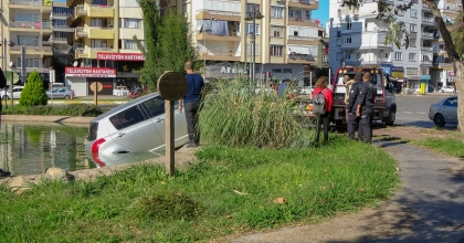 OTOMOBİL SÜS HAVUZUNA UÇTU