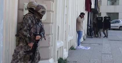 BAŞINA TABANCA DAYAYIP 3 SAAT DİRENEN ŞAHIS TUTUKLANDI