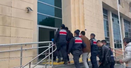 5 GÖÇMEN KAÇAKÇISI YAKALANDI