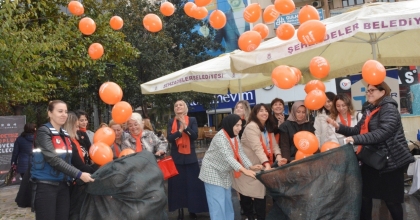 YÜZLERCE BALON GÖKYÜZÜNE BIRAKILDI