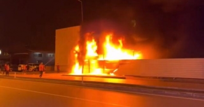 DEPOLAMA ALANINDAKİ KASALAR ALEV ALEV YANDI