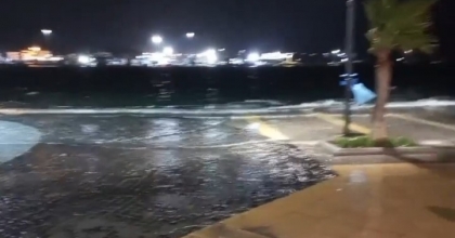 İZMİR'DE DALGALAR KIYIYA VURDU, DENİZ TAŞTI