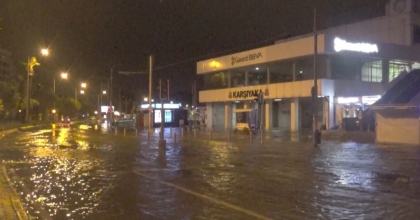 GÖLE DÖNEN YOLLARDA SÜRÜCÜLER ZOR ANLAR YAŞADI