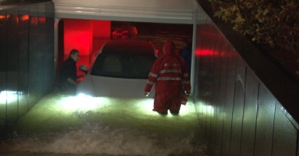 OTOPARKI SU BASTI, LÜKS ARAÇLAR SU ALTINDA KALDI