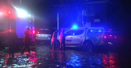 SU BASKININDA MAHSUR KALAN VATANDAŞLARI ZABITA KURTARDI