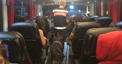 UYUŞTURUCU İLE OTOBÜS YOLCUĞU JANDARMAYA TAKILDI