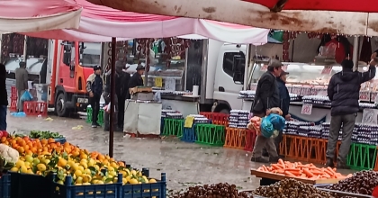 PAZARCI ESNAFININ ŞİDDETLİ RÜZGARLA İMTİHANI