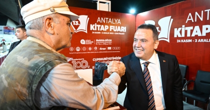 YAZARLAR KİTAP FUARINDA OKURLARIYLA BULUŞUYOR