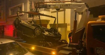 PARK HALİNDEKİ OTOMOBİLLERE ÇARPIP TERS DÖNDÜ