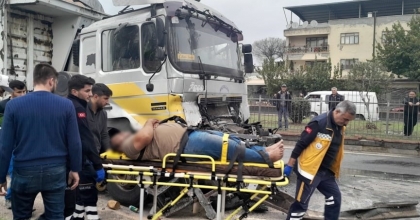 KAMYON VE TIR ÇARPIŞTI: 1 YARALI